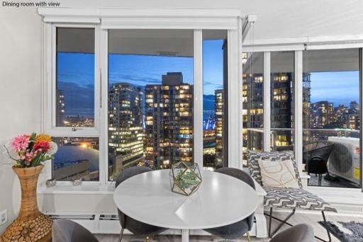 Beautiful Bright Modern Condo With Water View And Ac In Dt Vancouver 2Br,3Bd,2Bt Sleeps 6 Guests Free Parking Netflix Included Zewnętrze zdjęcie