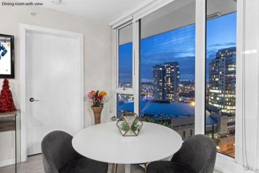 Beautiful Bright Modern Condo With Water View And Ac In Dt Vancouver 2Br,3Bd,2Bt Sleeps 6 Guests Free Parking Netflix Included Zewnętrze zdjęcie